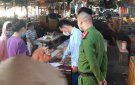Triển khai, hướng dẫn phòng, chống dịch covid-19 tại chợ Còng (phường Hải Hòa, thị xã Nghi Sơn).